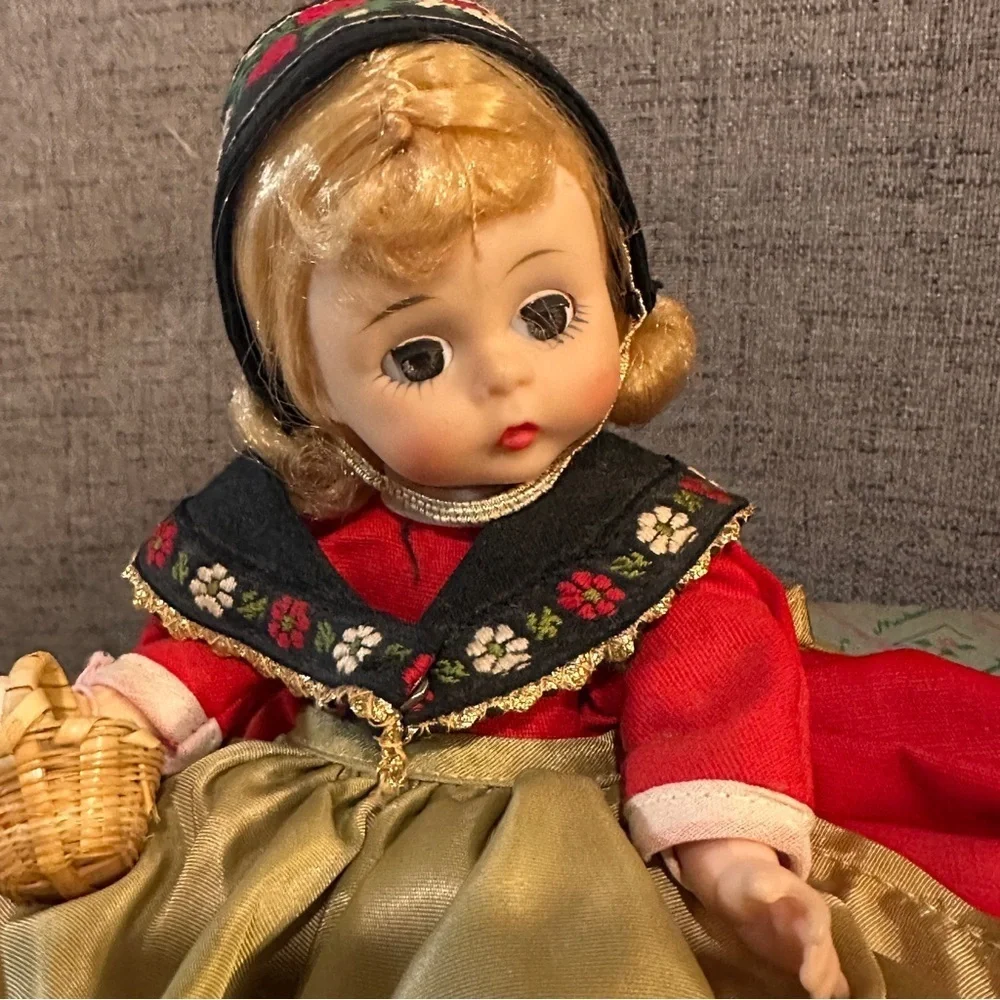 Madame Alexander International Series Swedish 792 Doll 8” Girl Swedish- help!